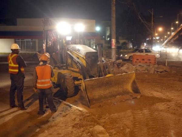 En horas de la noche se hace gran parte de los trabajos pesados.