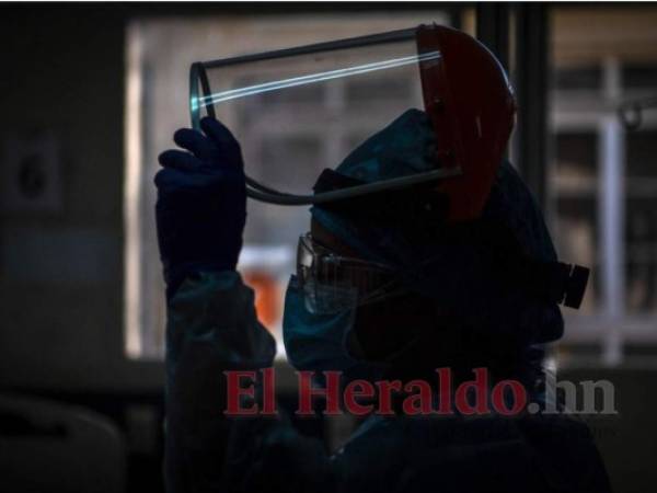 La doctora Moyra López en la sala del hospital Barros Luco de Santiago.