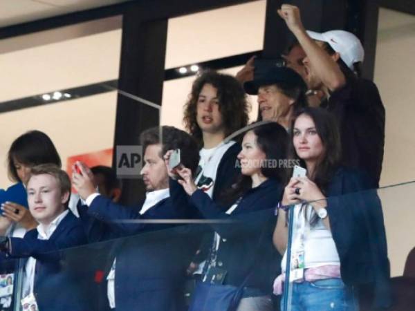 El rockero Mick Jagger observa la semifinal de la Copa del Mundo entre Inglaterra y Croacia, el miércoles 11 de julio de 2018, en el estadio Luzhniki de Moscú.