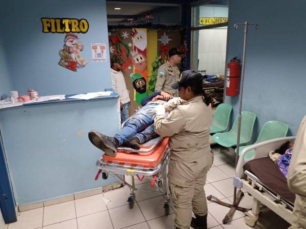 Uno de los lesionados era asistido por esta integrante del Cuerpo de Bomberos, pues quedó con su rodilla destruida.