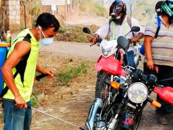 El lateral zurdo desinfecta en la entrada de Cantarranas.