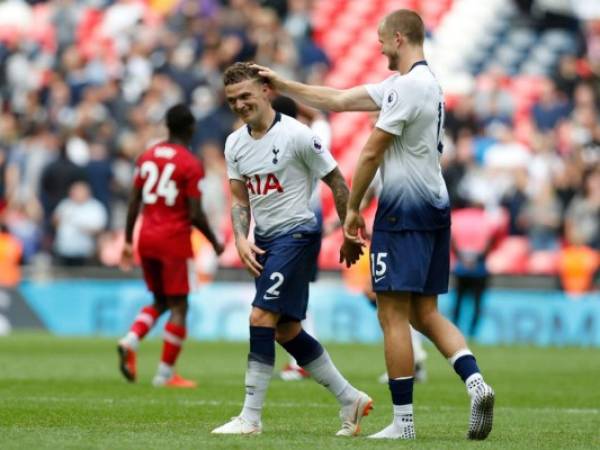 El defensor inglés del Tottenham Hotspur Kieran Trippier y el defensor inglés del Tottenham Hotspur Eric Dier celebran en el terreno de juego después del partido de fútbol de la Premier League.