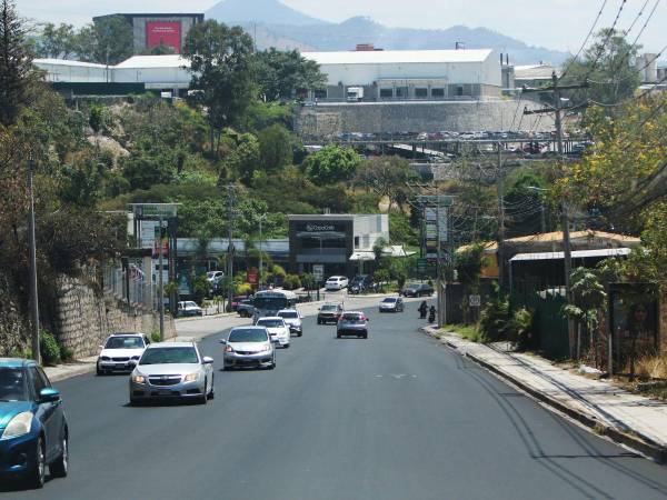 Amplia y en perfecto estado quedó la calle de Los Alcaldes, luego de los trabajos que realizaron los “dragones”, maquinaria que realiza la recuperación de varias calles de la capital.