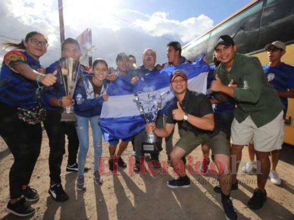 Parte de los integrantes de la Banda Juvenil 504, mostrando con orgullo la Bandera Nacional y los premios obtenidos en el importante festival musical. Foto David Romero| EL HERALDO