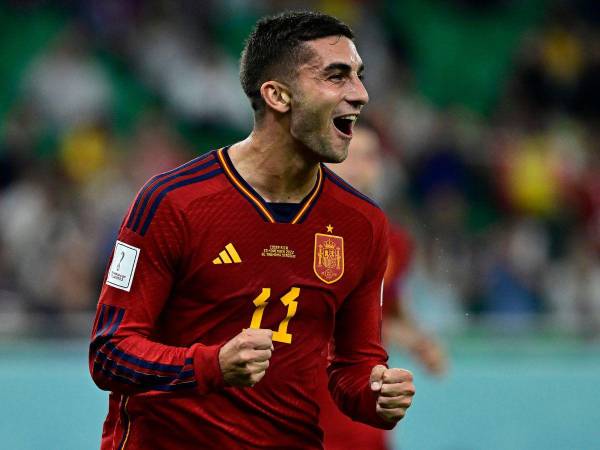 Ferran Torres celebra uno de sus dos goles ante la selección de Costa Rica