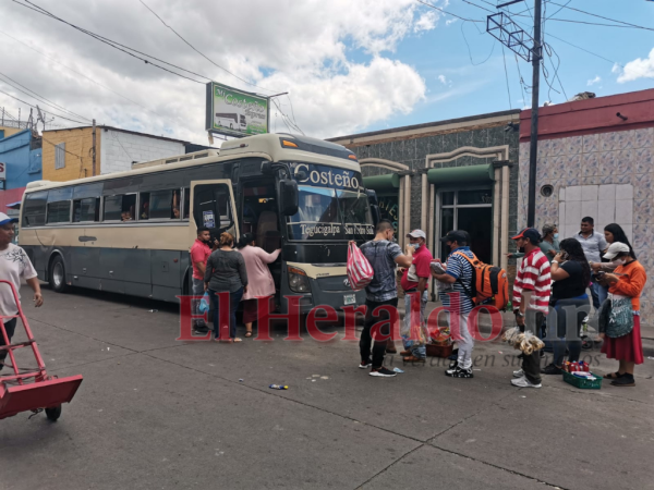 Entre la séptima y octava avenida de la 12 calle en Comayagüela el movimiento de viajeros es constante.