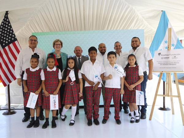 Alianza tripartita en la inauguración del primer Centro Educativo remodelado, generando desarrollo en el país y beneficio a todos los hondureños.