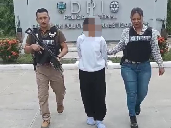 La madre del menor fue arrestada por miembros de la Dirección Policial de Investigaciones (DPI).