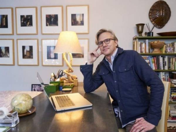 Jon Brockett, un productor de la 27ma entrega anual de los Premios SAG, posa en Los Ángeles el 25 de marzo de 2021. Foto: AP