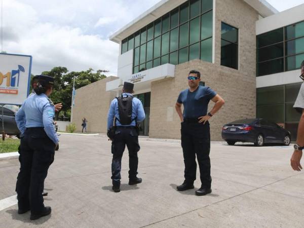 Comisionada del 911 ordena desalojar a medios de comunicación de la institución