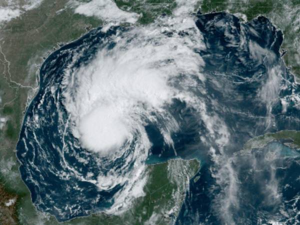 La costa de Texas está bajo vigilancia de huracán desde la desembocadura del río Grande hacia el norte hasta Paso San Luis.