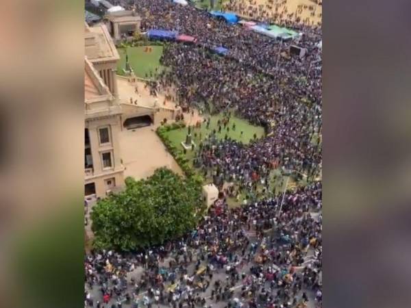 Eran incontables las personas que ingresaron por la fuerza a la vivienda del mandatario.