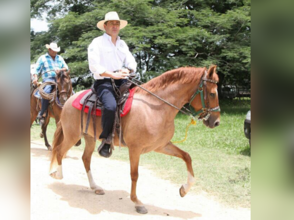 El expresidente Hernández, durante una cabalgata organizada por líderes de su partido en Olancho para recaudar fondos para su segunda campaña presidencial.