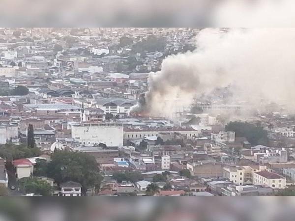 En este local se habría producido el incendio, según reportes preliminares.