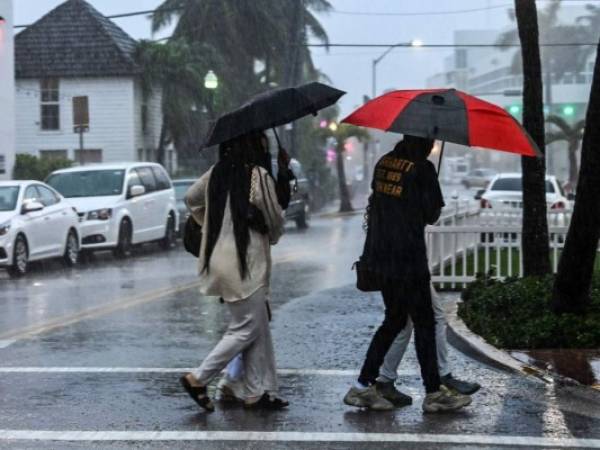 Todo el sur de Florida estaba en la noche bajo advertencias o avisos de huracán, incluyendo Miami y Fort Lauderdale, que ya mostraban algunas inundaciones, según imágenes de televisión. Foto: AFP