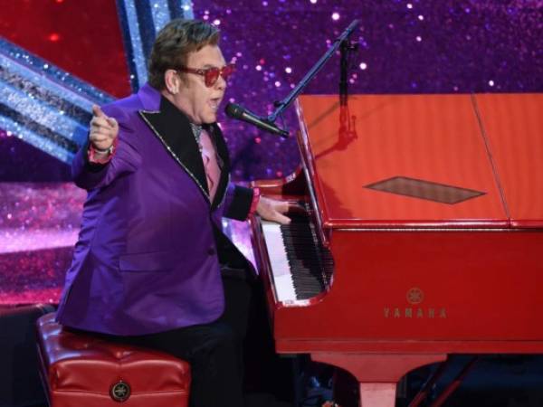 En esta foto del 9 de febrero del 2020, Elton John interpreta '(I'm Gonna) Love Me Again', el tema de 'Rocketman' nominado a mejor canción original, durante la ceremonia de los premios Oscar en Los Ángeles.