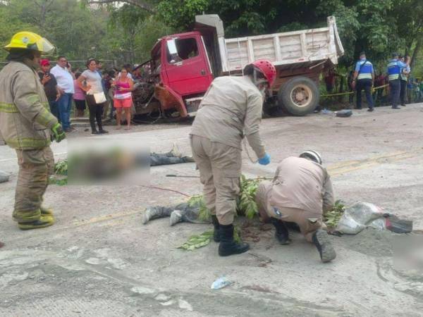 La volqueta quedó a orilla de la calle, disparando al pavimento los cuerpos de varias personas que se trasladaban en la paila.