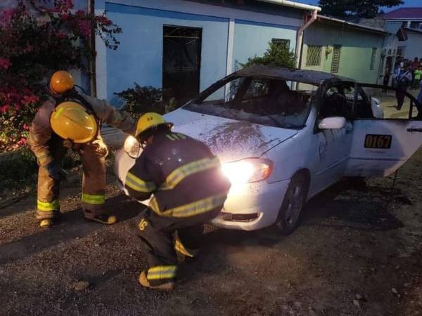 Elementos del Cuerpo de Bomberos tuvieron que apagar las llamas luego de que los sicarios le prendieran fuego al vehículo.