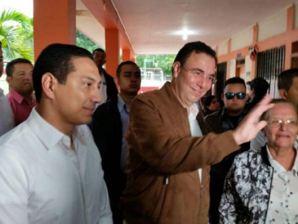 El candidato presidencial liberal, Luis Zelaya, acompañó al aspirante a la alcaldía del Distrito Central, Osmán Aguilar en la escuela Juana Lecler.