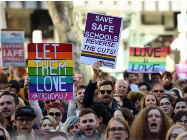 Miles de simpatizantes de la causa del matrimonio igualitario estallaron de júbilo en actos festivos organizados en toda Australia cuando el resultado fue anunciado (Foto: AFP).