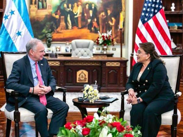 Tim Kaine lideró la comitiva de senadores de Estados Unidos que fue recibida por la presidenta Xiomara Castro en Casa de Gobierno.