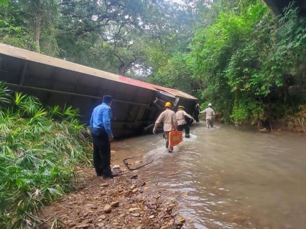 El bus que venía de Catacamas se precipitó sobre el puente Ilamapa del kilómetro 32 de la carretera a Olancho.