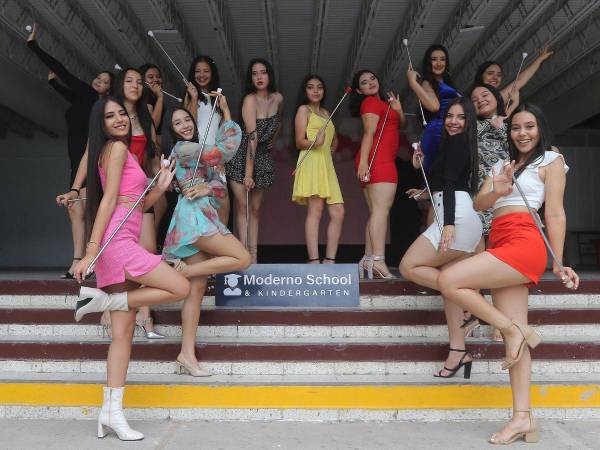 Este es el grupo de palillonas del Instituto Moderno de la capital. Las hermosas jóvenes con mucha alegría se preparan para los desfiles del 15 de septiembre.