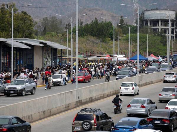 Este domingo en la Universidad Nacional Autónoma de Honduras se desarrolló la primer Prueba de Aptitud Académica (PAA) del año académico 2024, donde cientos de aspirantes llegaron a realizar la evaluación para poder ingresar a la máxima casa de estudios.