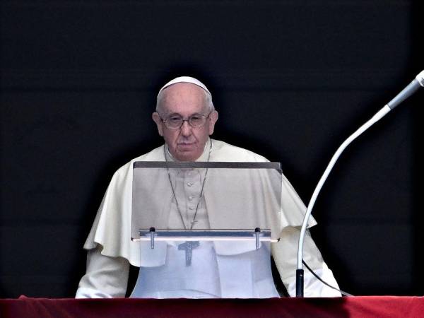 “Me uno al dolor del pueblo de Sri Lanka que sigue sufriendo los efectos de la inestabilidad política y económica”, dijo el papa.