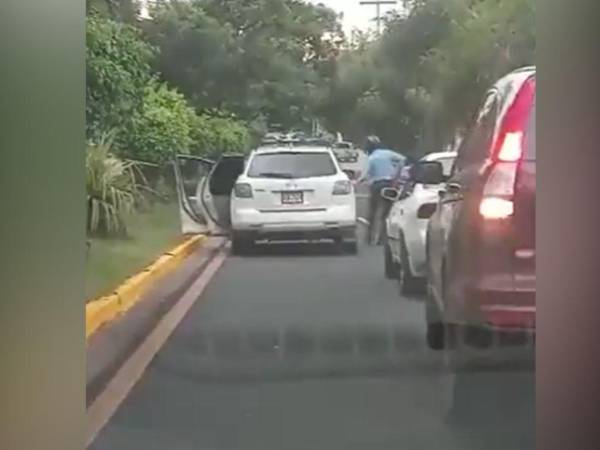 Fue en plena luz del día que hombres vestidos con uniforme de la Policía Nacional asaltaron y dispararon al dueño de un negocio de la UPNFM.