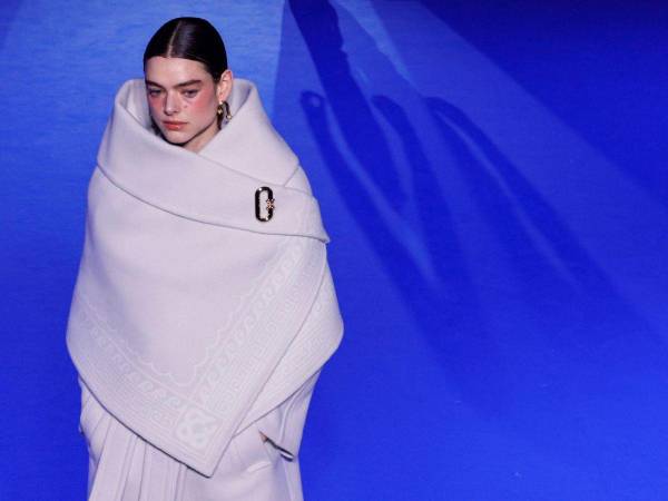 Promotor de la moda callejera en las pasarelas, el diseñador francomarroquí Charaf Tajer presentó un espectacular desfile en el Circo de Invierno de París, al ritmo de la cantante Bjork, música disco y una ingeniosa coreografía.