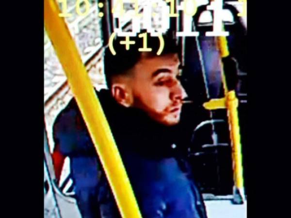 La policía publicó la fotografía del hombre con barba rasa en el transporte público, vestido de suéter azul oscuro con capucha baja. La policía lo identificó como Gokman Tanis.