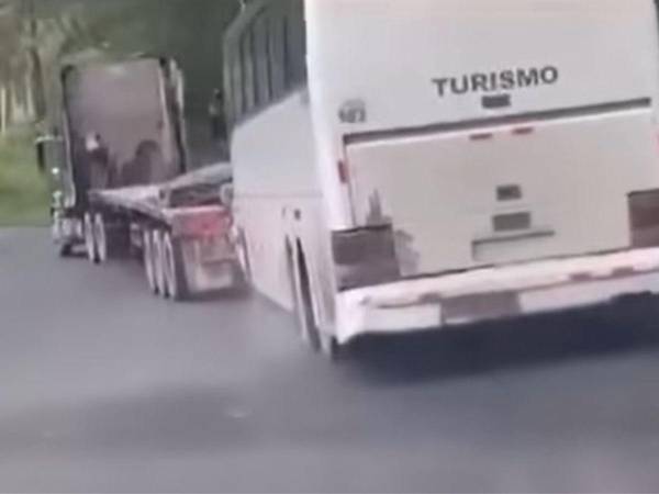 El incidente quedó registrado en video y mostró la desesperación de los pasajeros, algunos de los cuales saltaron por las ventanillas con sus hijos en brazos.