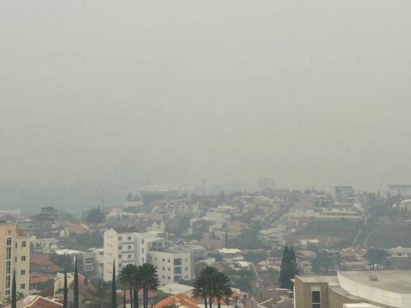 Los cielos siguen cubiertos por la densa capa de humo que se produjo tras una ola d incendios en los primeros meses del año.