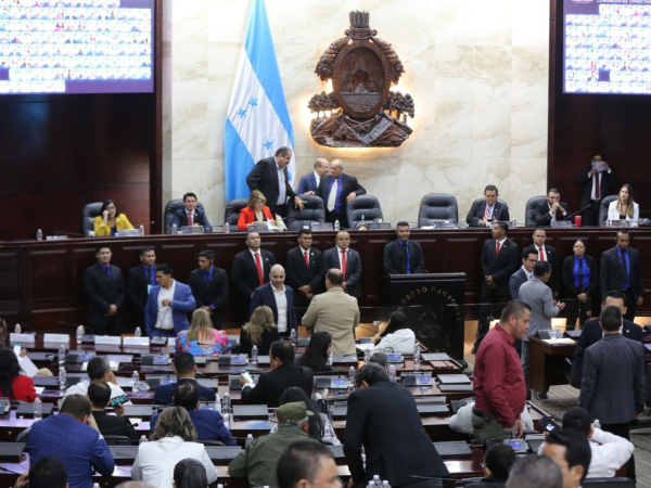 Oposición se mantuvo en sus curules hasta altas horas de la noche en el CN, a fin de evitar que fueran usurpados por diputados suplentes.