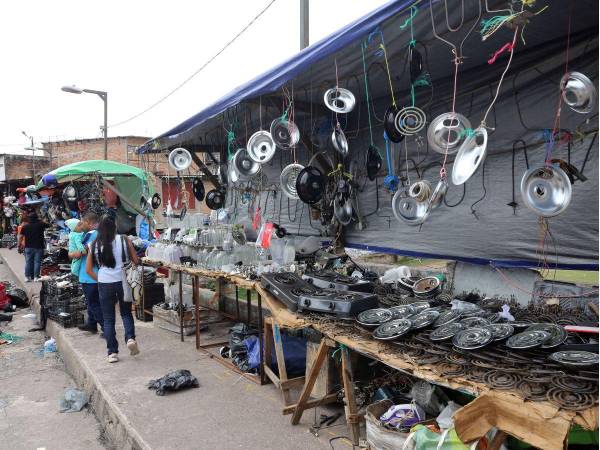 En las aceras de los puentes históricos, así como en diversas zonas de los mercados aún se encuentran vendedores y reparadores de electrodomésticos.