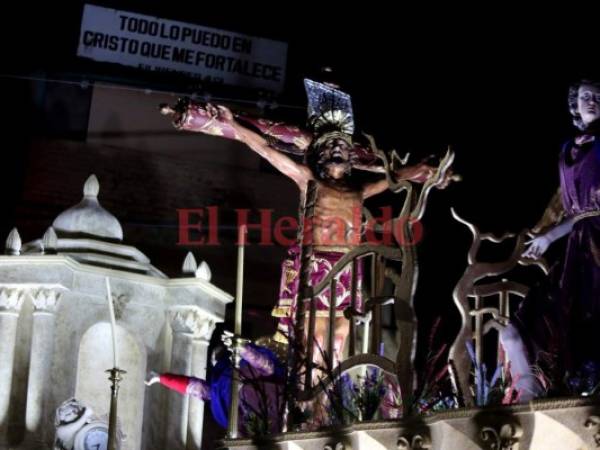 La asistencia de la feligresía fue masiva en el centro de la capital. Fotos David Romero/ EL HERALDO