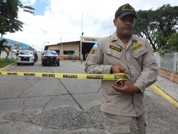 Un miembro del Cuerpo de Bomberos acordona la entrada de la estación, donde yacían los restos la víctima a la espera de medicina forense.