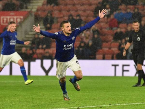 Jamie Vardy celebrando uno de los goles del equipo este viernes. (Foto: AFP)