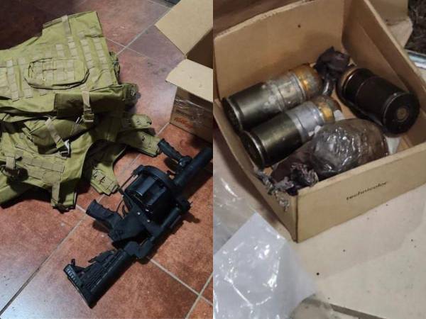 Entre chalecos antibalas, un fusil lanzagranadas y granadas de diferente tipo fueron encontradas dentro de una casa en la residencial Villas Mackay de San Pedro Sula.