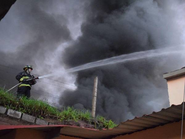 Alrededor de unos 60 miembros del Cuerpo de Bomberos de Honduras se mantuvieron luchando por apagar las intensas llamas que quemaron todo a su paso en un negocio de venta de llantas y repuestos automovilísticos ubicado a la altura de El Hato de Enmedio. Finalmente, confirmaron que dieron cese al incendio.