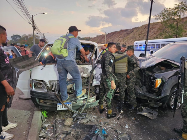 En horas de la mañana de este miércoles -13 de marzo - se registró un fatal accidente entre un vehículo tipo entre pick-up y bus escolar, dejando al menos cuatro heridos a la altura del Aeropuerto Internacional Toncontín en Tegucigalpa.