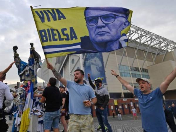 'Creo que es el entrenador mejor preparado que he visto en mi vida', llegó a decir sobre él Josep Guardiola, que no oculta su admiración por el 'Loco' Bielsa, ahora ídolo de los seguidores del Leeds. Foto: AFP.