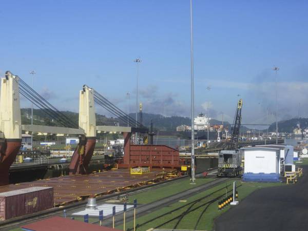 Un barco navega por la esclusas de Miraflores este viernes en el canal de Panamá.