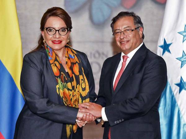 La presidenta Xiomara Castro y el presidente Gustavo Petro se reunieron en agosto en Colombia durante la investidura de Petro.