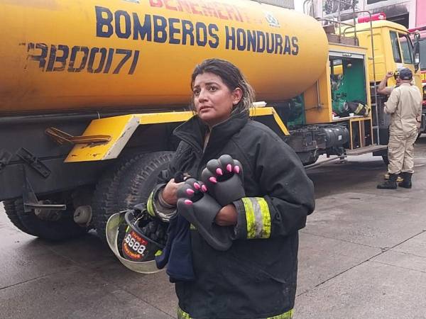 Como héroes los bomberos le pusieron punto final a trágico incendio en colonia Hato de Enmedio.