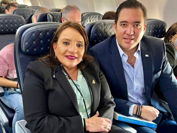 La presidenta Xiomara Castro junto a Héctor Zelaya viajaron en un vuelo comercial.