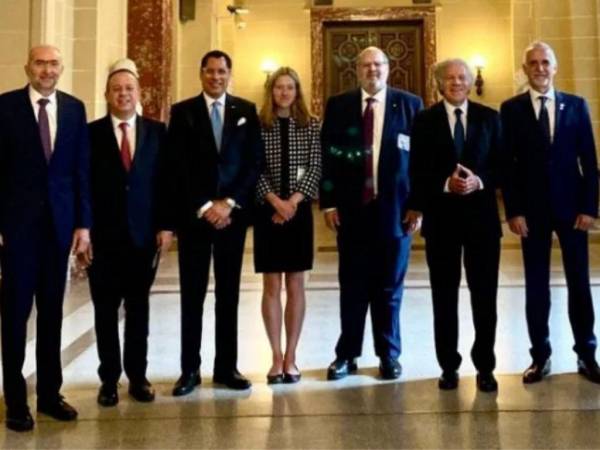 Representantes de la Sociedad Interamericana de Prensa junto a Luis Almagro, secretario general de la OEA.