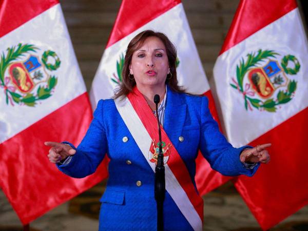 La presidenta de Perú Dina Boluarte, propuso adelantar las elecciones generales a abril de 2024.