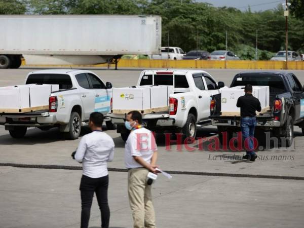 Los tres vehículos que trasladan a los dos hermanos Caballero y Margie Paz saldrán en caravana hacia Santa Bárbara para que los jóvenes reciban el último adiós.